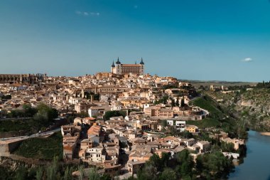 Güzel mavi gökyüzü ve İspanya 'nın Toledo kentindeki Tagus nehrinin manzaralı panoramik manzarası.