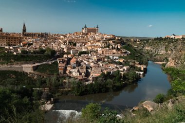 Güzel mavi gökyüzü ve İspanya 'nın Toledo kentindeki Tagus nehrinin manzaralı panoramik manzarası.