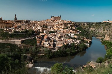 Güzel mavi gökyüzü ve İspanya 'nın Toledo kentindeki Tagus nehrinin manzaralı panoramik manzarası.