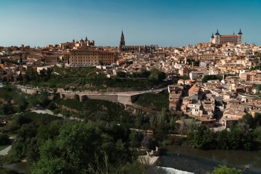 Güzel mavi gökyüzü ve İspanya 'nın Toledo kentindeki Tagus nehrinin manzaralı panoramik manzarası.