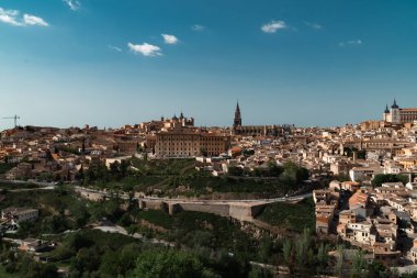 Güzel mavi gökyüzü ve İspanya 'nın Toledo kentindeki Tagus nehrinin manzaralı panoramik manzarası.