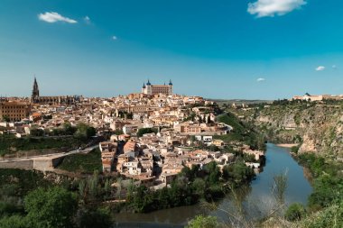 Güzel mavi gökyüzü ve İspanya 'nın Toledo kentindeki Tagus nehrinin manzaralı panoramik manzarası.