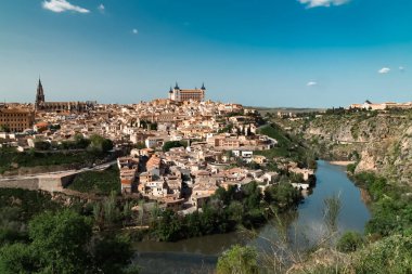 Güzel mavi gökyüzü ve İspanya 'nın Toledo kentindeki Tagus nehrinin manzaralı panoramik manzarası.