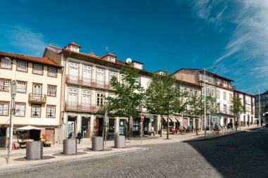 Guimaraes, Portekiz. 14 Nisan 2022: Mavi gökyüzü ile Guimaraes şehrinin mimarisi ve cephesi.