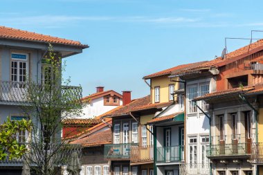 Guimaraes, Portekiz. 14 Nisan 2022: Mavi gökyüzü ile Guimaraes şehrinin mimarisi ve cephesi.