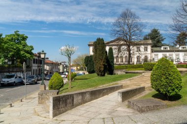 Guimaraes, Portekiz. 14 Nisan 2022: Mavi gökyüzü ile Guimaraes şehrinin mimarisi ve cephesi.