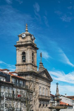 Guimaraes, Portekiz. 14 Nisan 2022: St. Peter Bazilikası 'nın mimarisi ve cephesi.