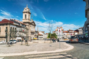 Guimaraes, Portekiz. 14 Nisan 2022: St. Peter Bazilikası 'nın mimarisi ve cephesi.