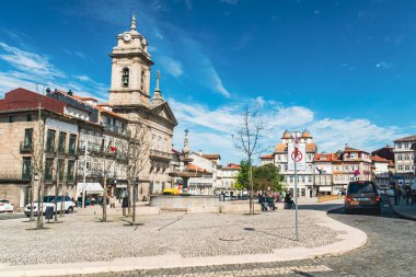 Guimaraes, Portekiz. 14 Nisan 2022: St. Peter Bazilikası 'nın mimarisi ve cephesi.