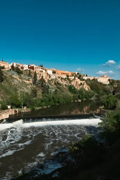 Güzel mavi gökyüzü ve İspanya 'nın Toledo kentindeki Tagus nehrinin manzaralı panoramik manzarası.