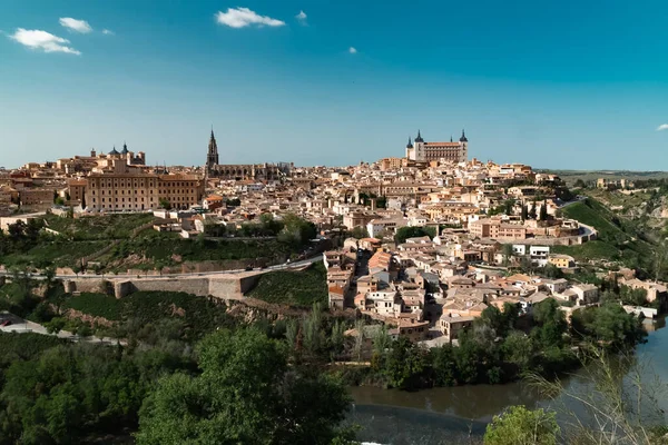 Güzel mavi gökyüzü ve İspanya 'nın Toledo kentindeki Tagus nehrinin manzaralı panoramik manzarası.