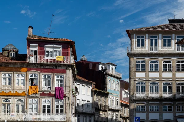Guimaraes Portugalia Kwietnia 2022 Architektura Elewacja Miasta Guimaraes Błękitnym Niebem — Zdjęcie stockowe