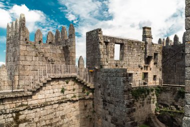 Guimaraes, Portekiz. 14 Nisan 2022: Mavi gökyüzü ile Guimares Kalesi 'nin duvarları ve yapıları.