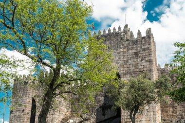 Guimaraes, Portekiz. 14 Nisan 2022: Mavi gökyüzü ile Guimares Kalesi 'nin duvarları ve yapıları.
