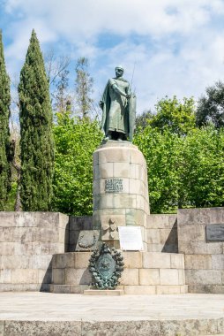 Guimaraes, Portekiz. 14 Nisan 2022: Alonso Henriques mavi gökyüzü heykeli.