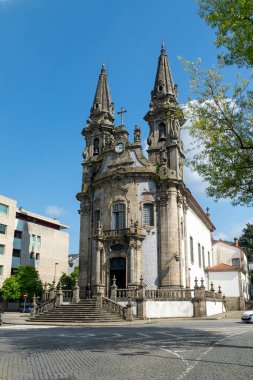 Guimaraes, Portekiz. 14 Nisan 2022 'de kilisede, Meryem Ana ve Santos Passos' un konuşmasında. Mimarlık ve mavi gökyüzü cephesi.