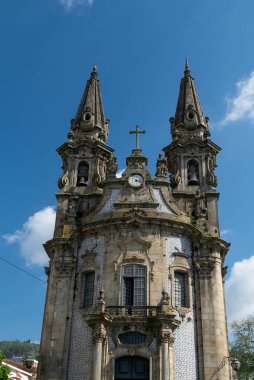 Guimaraes, Portekiz. 14 Nisan 2022 'de kilisede, Meryem Ana ve Santos Passos' un konuşmasında. Mimarlık ve mavi gökyüzü cephesi.