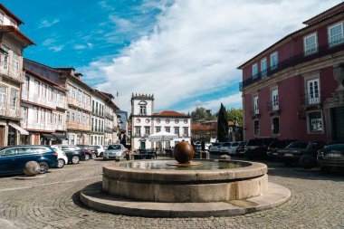 Guimaraes, Portekiz. 14 Nisan 2022: Mavi gökyüzü ile Largo da misericordia. 