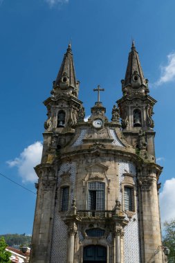 Guimaraes, Portekiz. 14 Nisan 2022 'de kilisede, Meryem Ana ve Santos Passos' un konuşmasında. Mimarlık ve mavi gökyüzü cephesi.