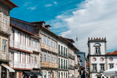 Guimaraes, Portekiz. 14 Nisan 2022: Mavi gökyüzü ile Largo da misericordia. 