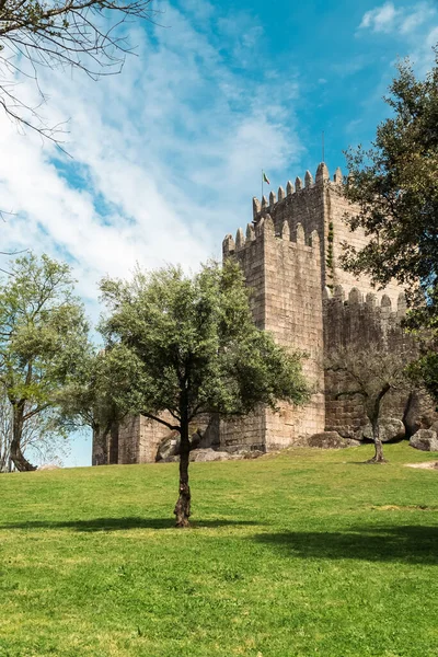 Guimaraes, Portekiz. 14 Nisan 2022: Mavi gökyüzü ile Guimares Kalesi 'nin duvarları ve yapıları.