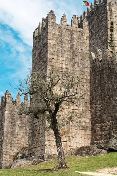 Guimaraes Portugal Abril 2022 Murallas Estructuras Del Castillo Guimares Con —  Fotos de Stock