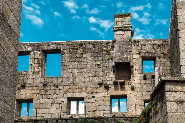 ポルトガルのギマレス 2022年 2022年 4月14日青空の下でのギマレス城の城壁 建造物 — ストック写真