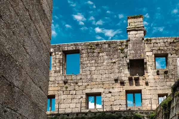 ポルトガルのギマレス 2022年 2022年 4月14日青空の下でのギマレス城の城壁 建造物 — ストック写真