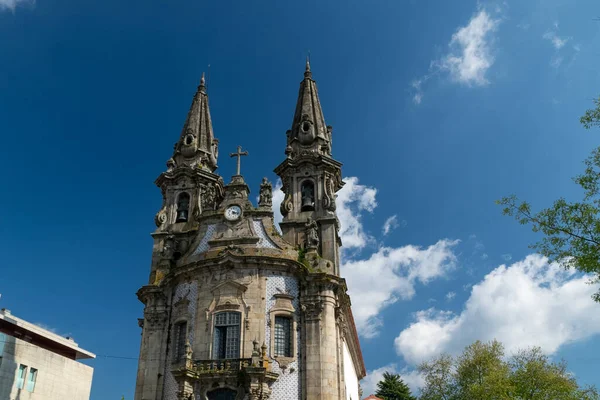 ポルトガルのギマレス 2022年 昭和27年 4月14日聖和 聖和の聖母教会 礼拝堂 青い空の建築とファサード — ストック写真