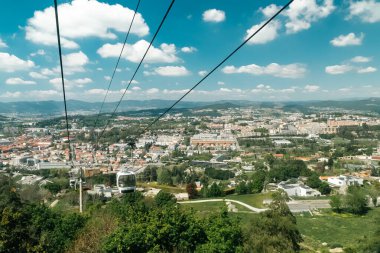 Guimaraes, Portekiz. 14 Nisan 2022: Guimaraes panoramiği ve güzel mavi gökyüzü olan şehrin teleferiği.