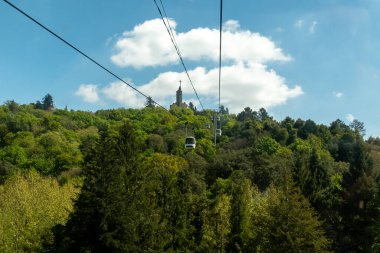 Guimaraes, Portekiz. 14 Nisan 2022: Guimaraes panoramiği ve güzel mavi gökyüzü olan şehrin teleferiği.