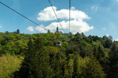 Guimaraes, Portekiz. 14 Nisan 2022: Guimaraes panoramiği ve güzel mavi gökyüzü olan şehrin teleferiği.