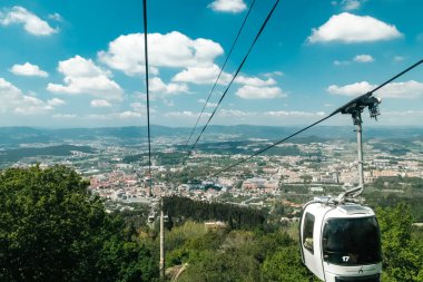 Guimaraes, Portekiz. 14 Nisan 2022: Guimaraes panoramiği ve güzel mavi gökyüzü olan şehrin teleferiği.