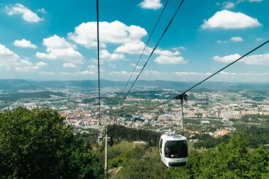 Guimaraes, Portekiz. 14 Nisan 2022: Guimaraes panoramiği ve güzel mavi gökyüzü olan şehrin teleferiği.