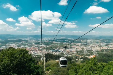 Guimaraes, Portekiz. 14 Nisan 2022: Guimaraes panoramiği ve güzel mavi gökyüzü olan şehrin teleferiği.