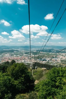 Guimaraes, Portekiz. 14 Nisan 2022: Guimaraes panoramiği ve güzel mavi gökyüzü olan şehrin teleferiği.