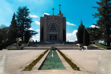 Guimaraes, Portekiz. 14 Nisan 2022: Mavi gökyüzü ve Penha Kilisesi.