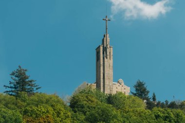 Guimaraes, Portekiz. 14 Nisan 2022: Guimaraes Kablo Araba ve Sığınak Kulesi ve Tepedeki Penha Kilisesi