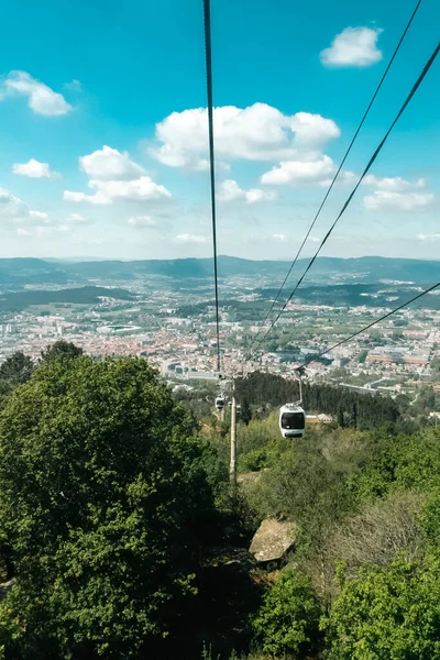 ポルトガルのギマレス 2022年 昭和27年 4月14日青空が広がる街のギマレスとケーブルカーのパノラマ — ストック写真