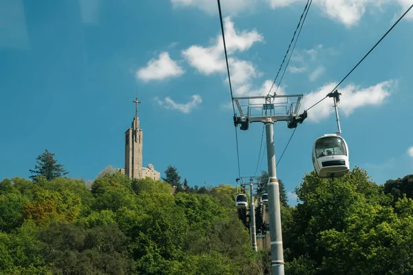 ポルトガルのギマレス 2022年 2022年 4月14日 ギマレス ケーブルカー サンクチュアリ タワー ペンハ教会が丘の上 — ストック写真