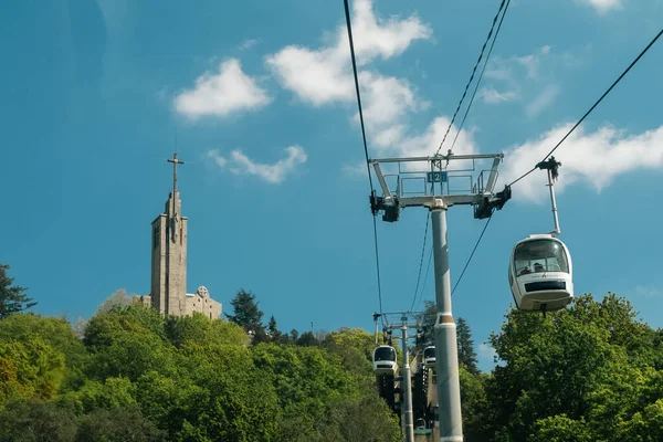 ポルトガルのギマレス 2022年 2022年 4月14日 ギマレス ケーブルカー サンクチュアリ タワー ペンハ教会が丘の上 — ストック写真
