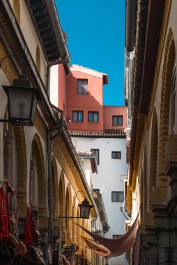 Granada, İspanya. 14 Nisan 2022: Granada şehir merkezinin mimarisi bir yaz günü ve mavi gökyüzü.