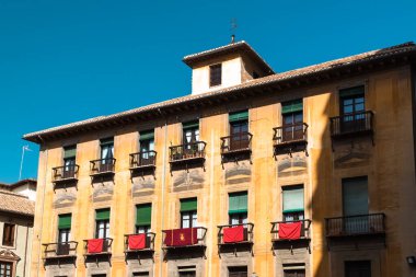 Granada, İspanya. 14 Nisan 2022: Granada şehir merkezinin mimarisi bir yaz günü ve mavi gökyüzü.