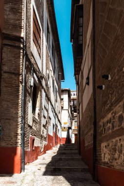 Granada, İspanya. 14 Nisan 2022: Granada şehir merkezinin mimarisi bir yaz günü ve mavi gökyüzü.