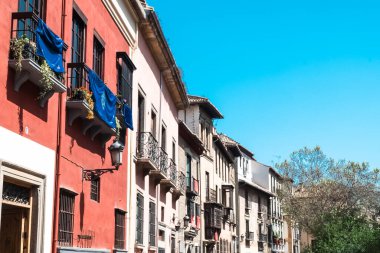 Granada, İspanya. 14 Nisan 2022: Granada şehir merkezinin mimarisi bir yaz günü ve mavi gökyüzü.