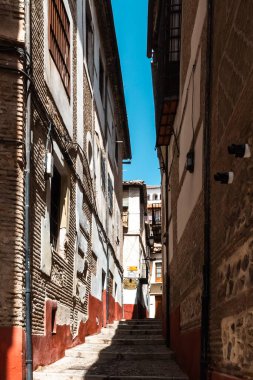 Granada, İspanya. 14 Nisan 2022: Granada şehir merkezinin mimarisi bir yaz günü ve mavi gökyüzü.