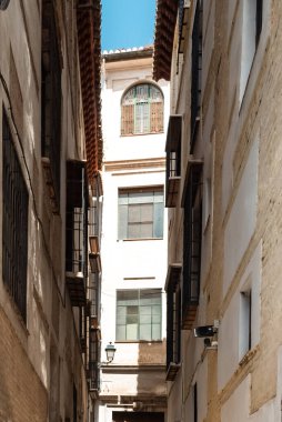 Granada, İspanya. 14 Nisan 2022: Granada şehir merkezinin mimarisi bir yaz günü ve mavi gökyüzü.