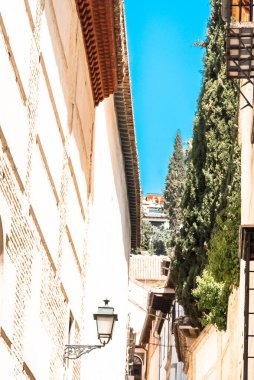 Granada, İspanya. 14 Nisan 2022: Granada şehir merkezinin mimarisi bir yaz günü ve mavi gökyüzü.