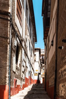 Granada, İspanya. 14 Nisan 2022: Granada şehir merkezinin mimarisi bir yaz günü ve mavi gökyüzü.