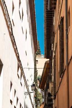 Granada, İspanya. 14 Nisan 2022: Granada şehir merkezinin mimarisi bir yaz günü ve mavi gökyüzü.